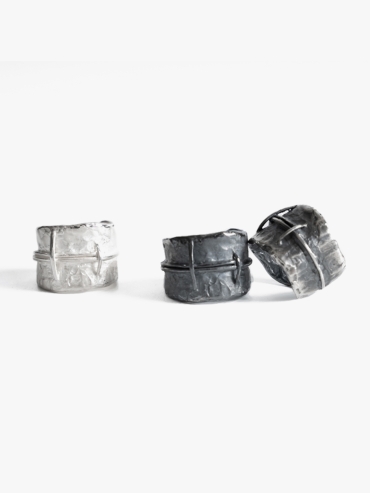 Nestling collection black&white silver ring