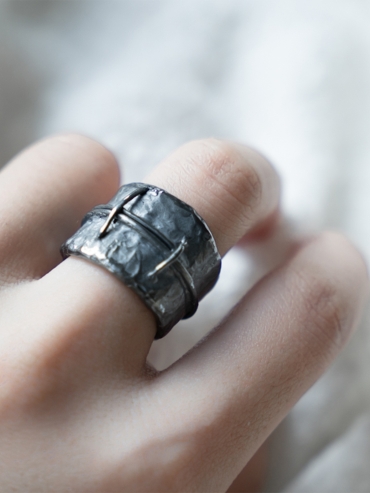M.WONG Nestling Collection Black Silver Ring