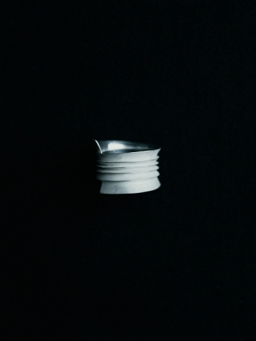 White Manifolds Ring