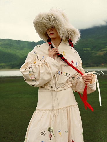 Beige Cangyuan Cliff Painting Embroidered Drawstring Jacket