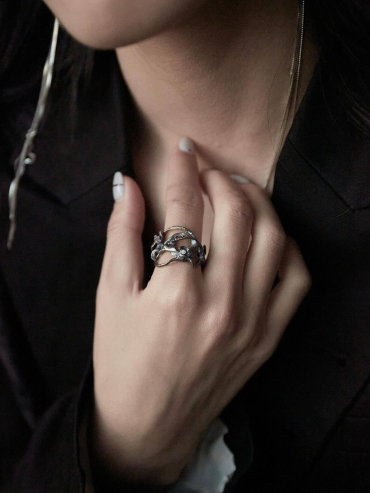 Black Resting Ring