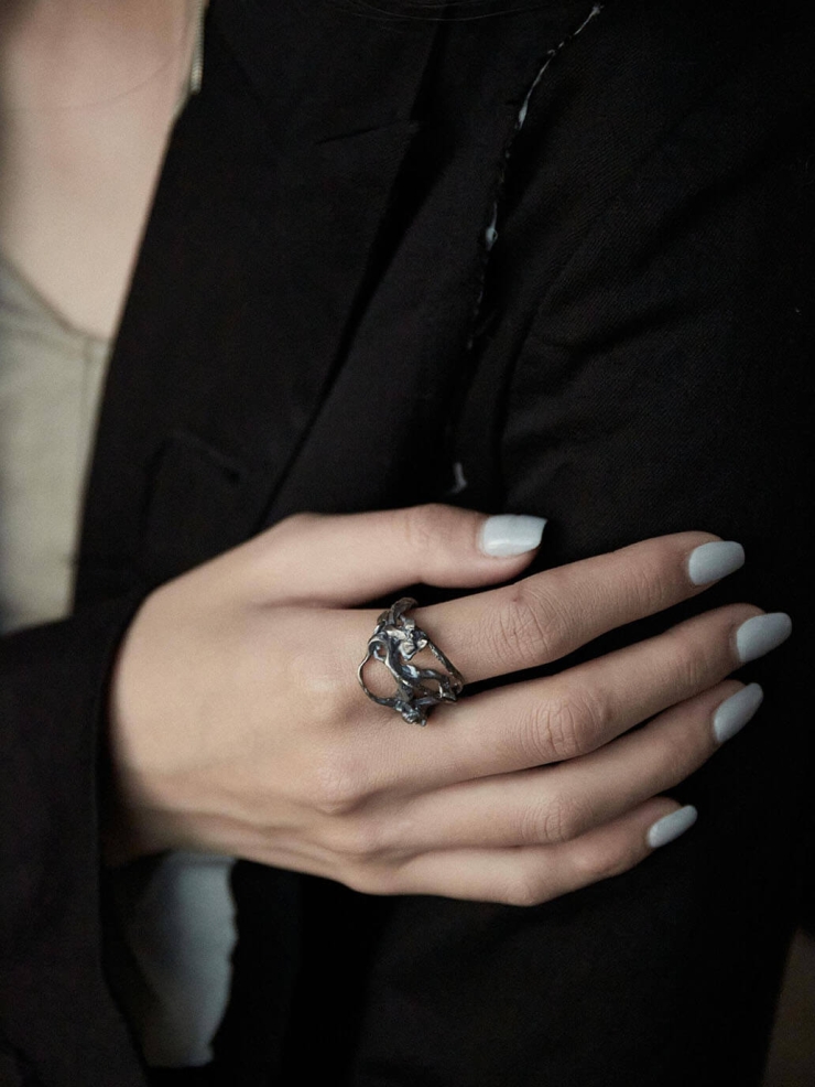 Black Resting Ring