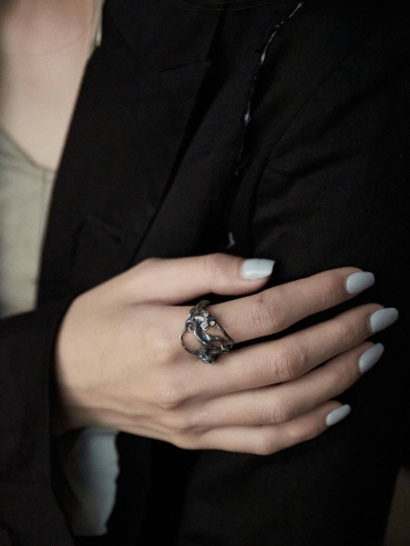 Black Resting Ring