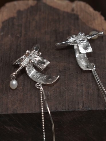 Silver wildflower ear clip with chain - single