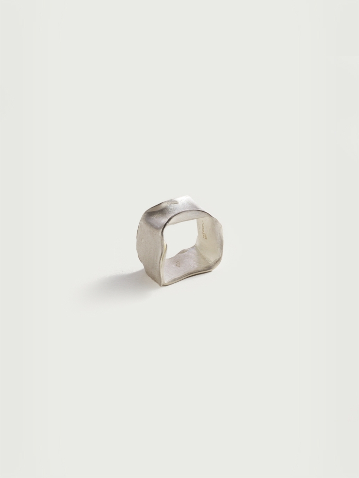 Wide leaf ring