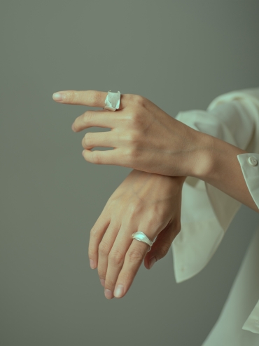 Wide leaf ring