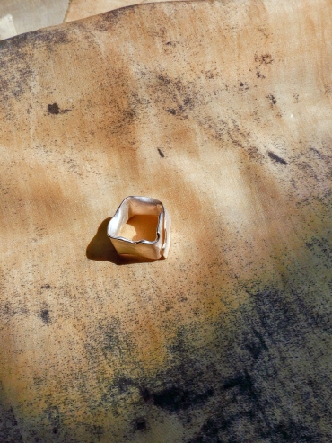 Wide leaf ring