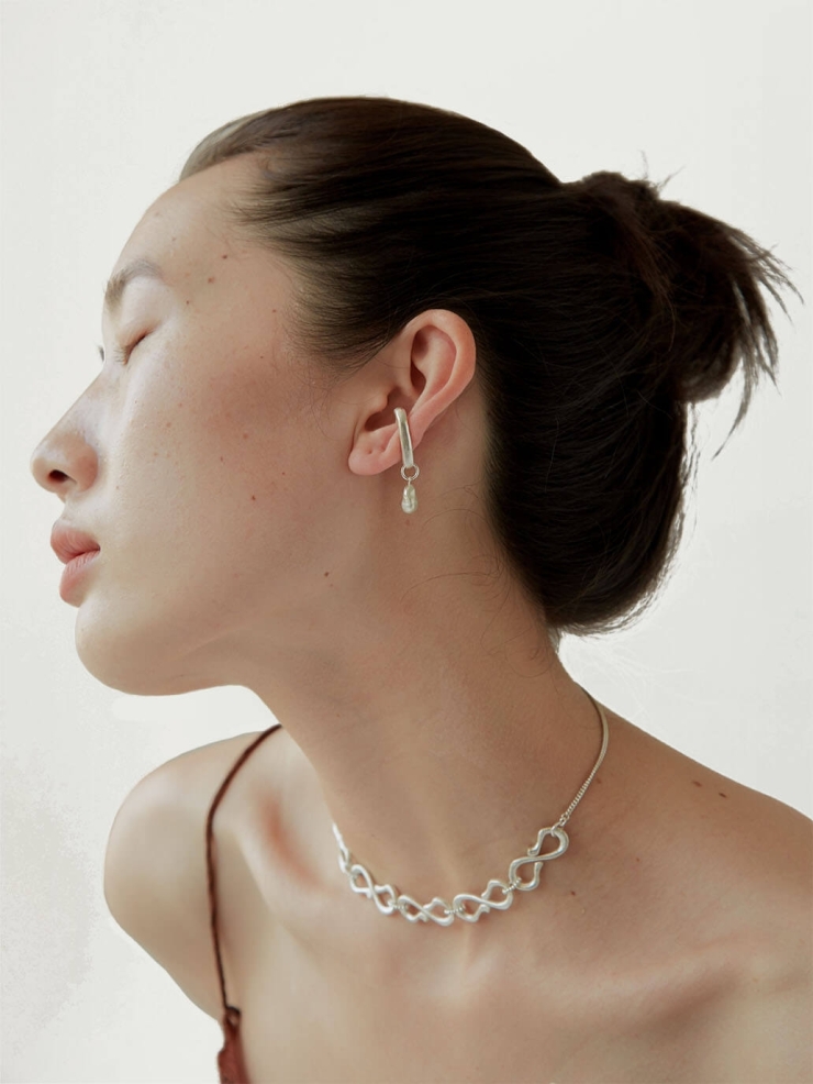 Silver hook-shaped bead ear clip - single