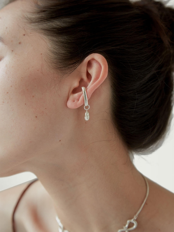 Silver hook-shaped bead ear clip - single