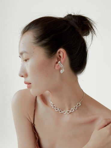 White hook-shaped bead ear clip - single