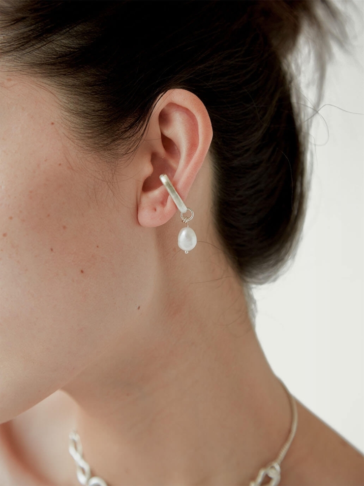 White hook-shaped bead ear clip - single