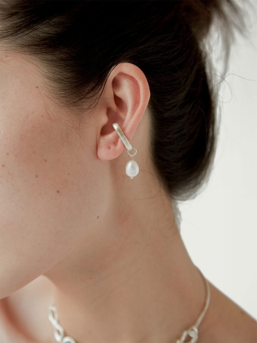 White hook-shaped bead ear clip - single