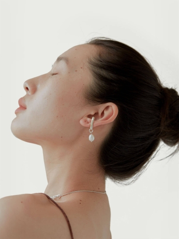 White hook-shaped bead ear clip - single