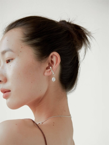 White hook-shaped bead ear clip - single