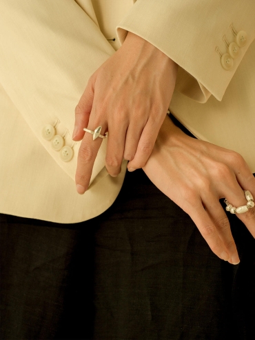 Silver water trace eye- shaped ring