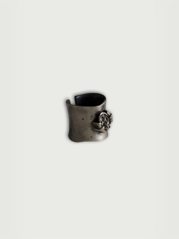 Silver lean stone wide ring