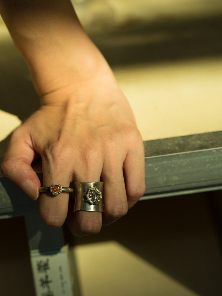 Silver lean stone wide ring