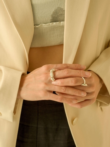 Silver water trace bead string ring