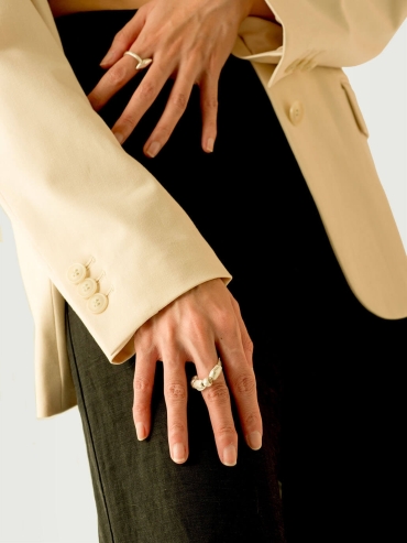 Silver water trace bead string ring