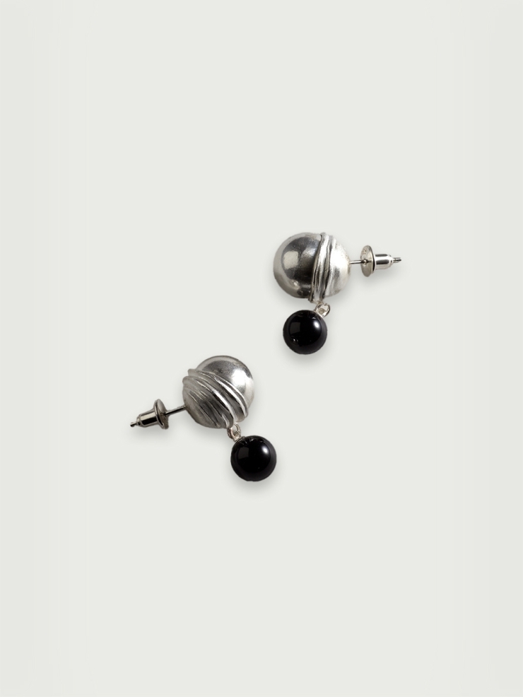 Light earrings with black agate hanyings