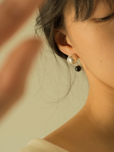 Light earrings with black agate hanyings