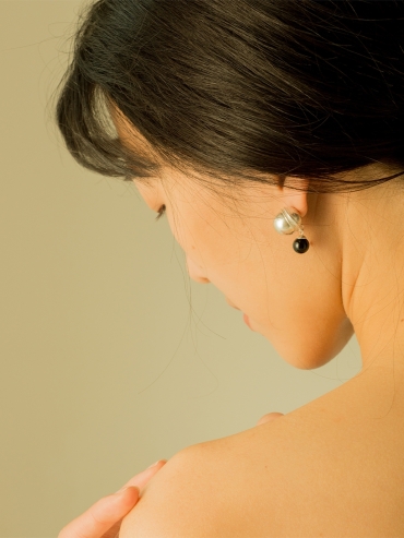 Light earrings with black agate hanyings