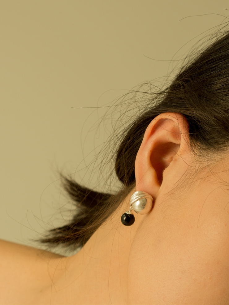 Light earrings with black agate hanyings