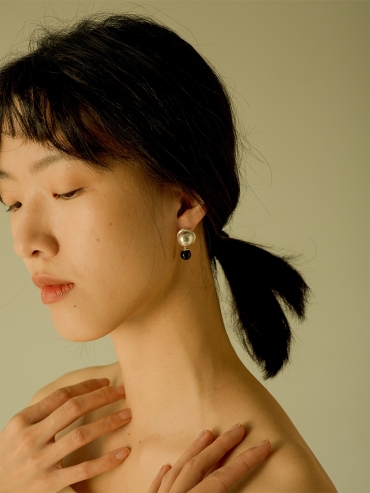 Light earrings with black agate hanyings