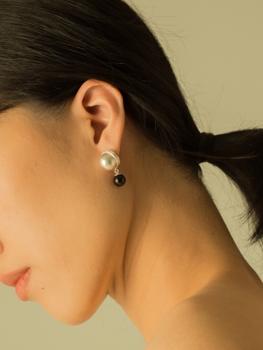 Light earrings with black agate hanyings
