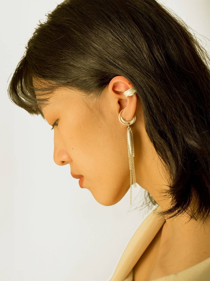 Silver pointed water drop ear clip - single