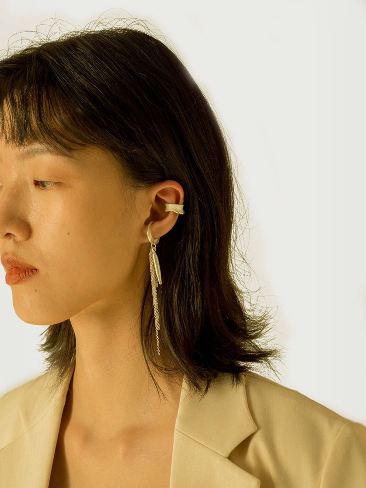 Silver pointed water drop ear clip - single