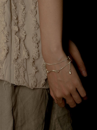 White double-knot bracelet