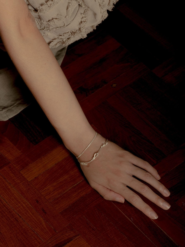 White double-knot bracelet