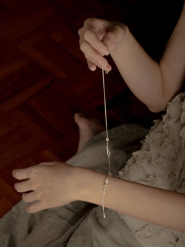 White double-knot bracelet