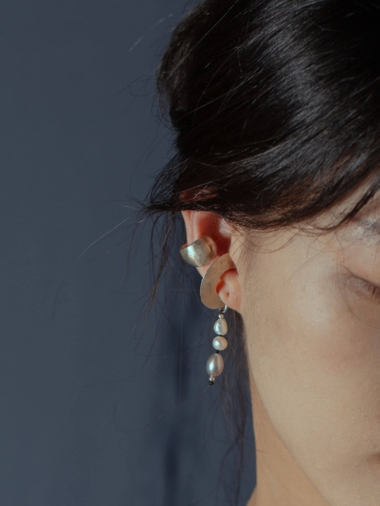 Silver pearl ear cuff - single