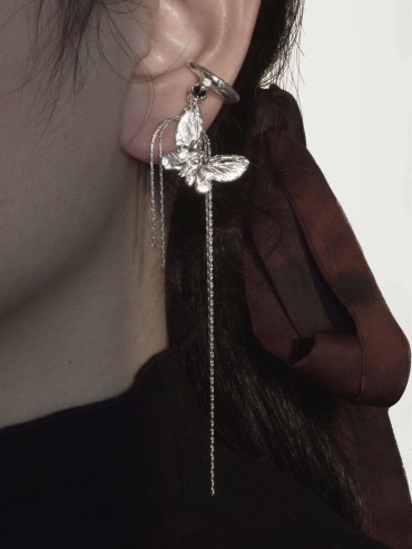 Silver one-butterfly ear clip - single