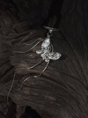 Silver one-butterfly ear clip - single