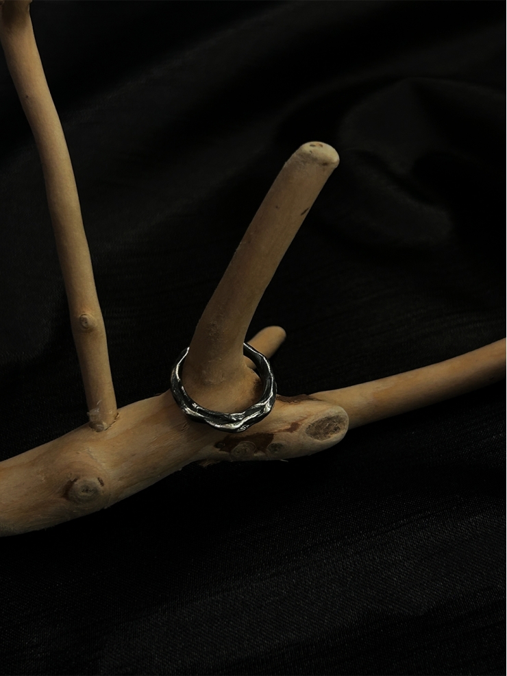 Black wave ring