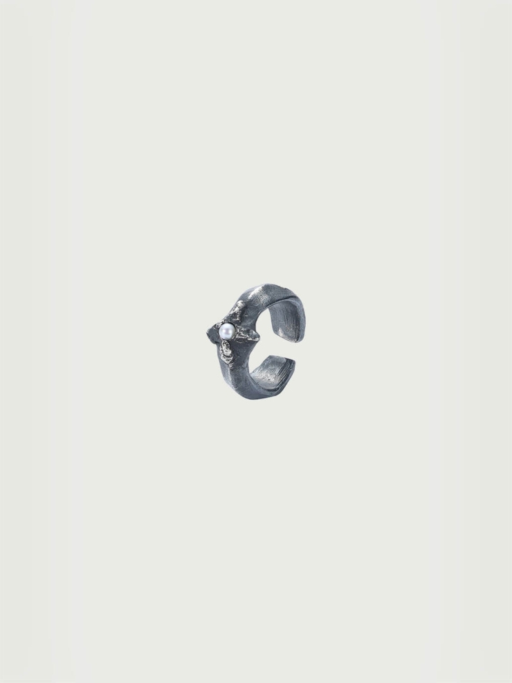 Black leaf and pearl ring