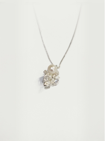 Pearl stream necklace