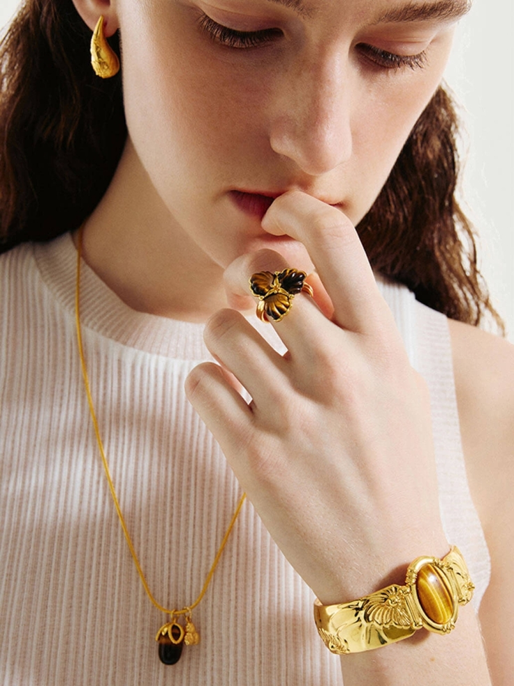 Amber three-flower ring