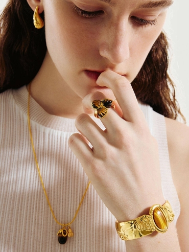 Amber three-flower ring