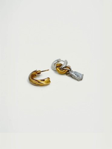 Asymmetric earrings with vintage gold-plated links and white crystal