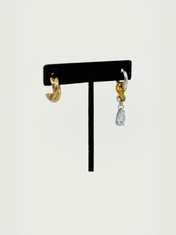 Asymmetric earrings with vintage gold-plated links and white crystal