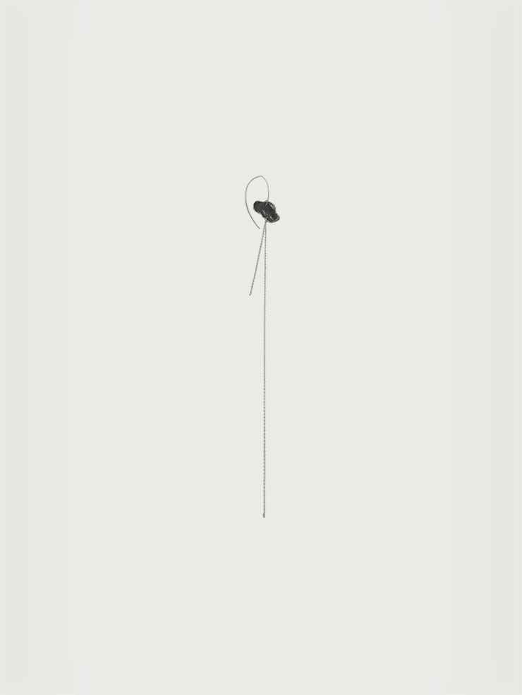 Black cloud-shaped earring with long chain - single