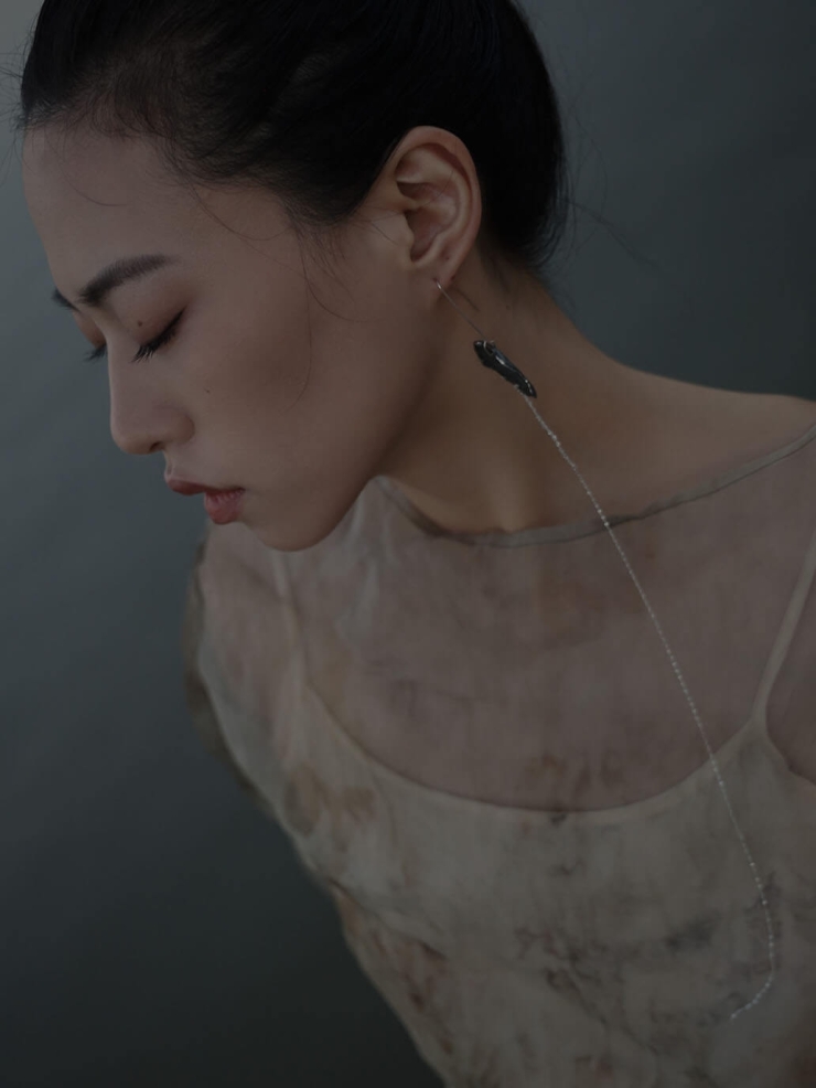 Black cloud-shaped earring with long chain - single