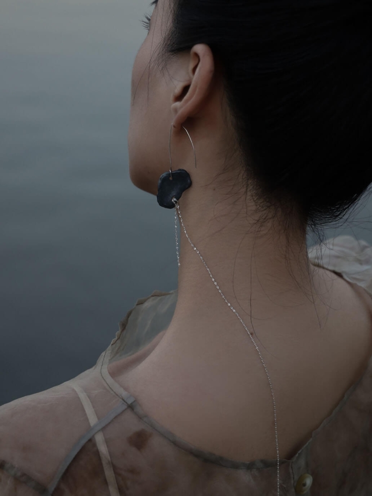 Black cloud-shaped earring with long chain - single