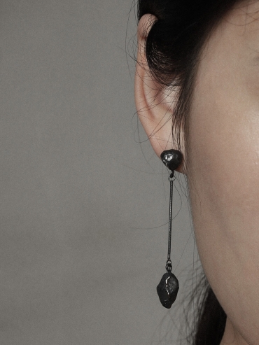 Black island earrings