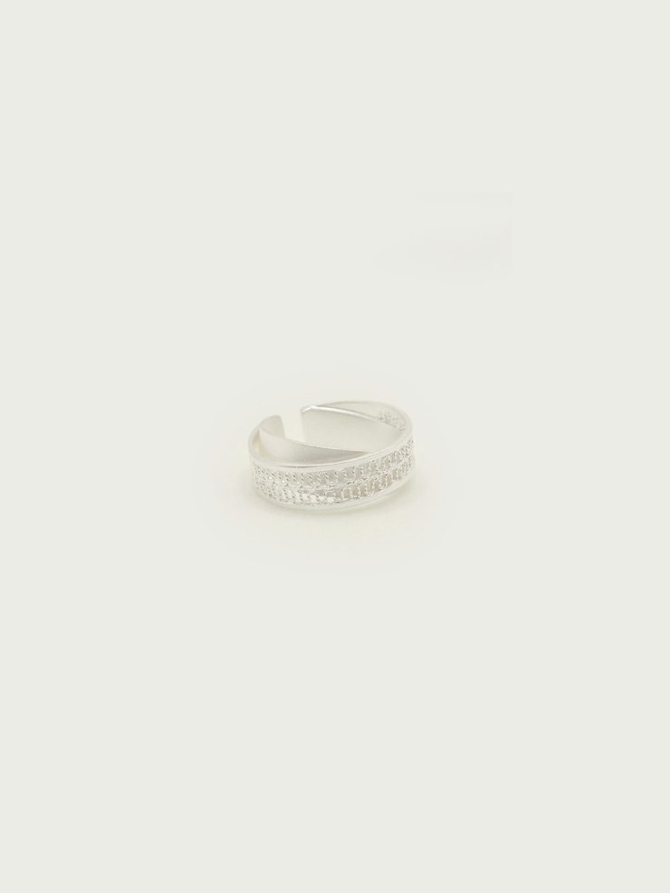Filigree cross ring