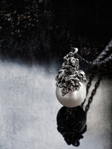 Brim pearl perfume bottle necklace